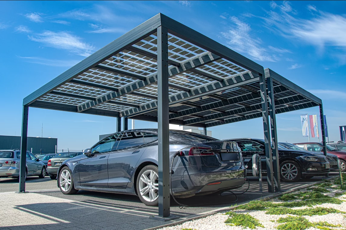 Carporty fotowoltaiczne – energia i ochrona w jednym rozwiązaniu